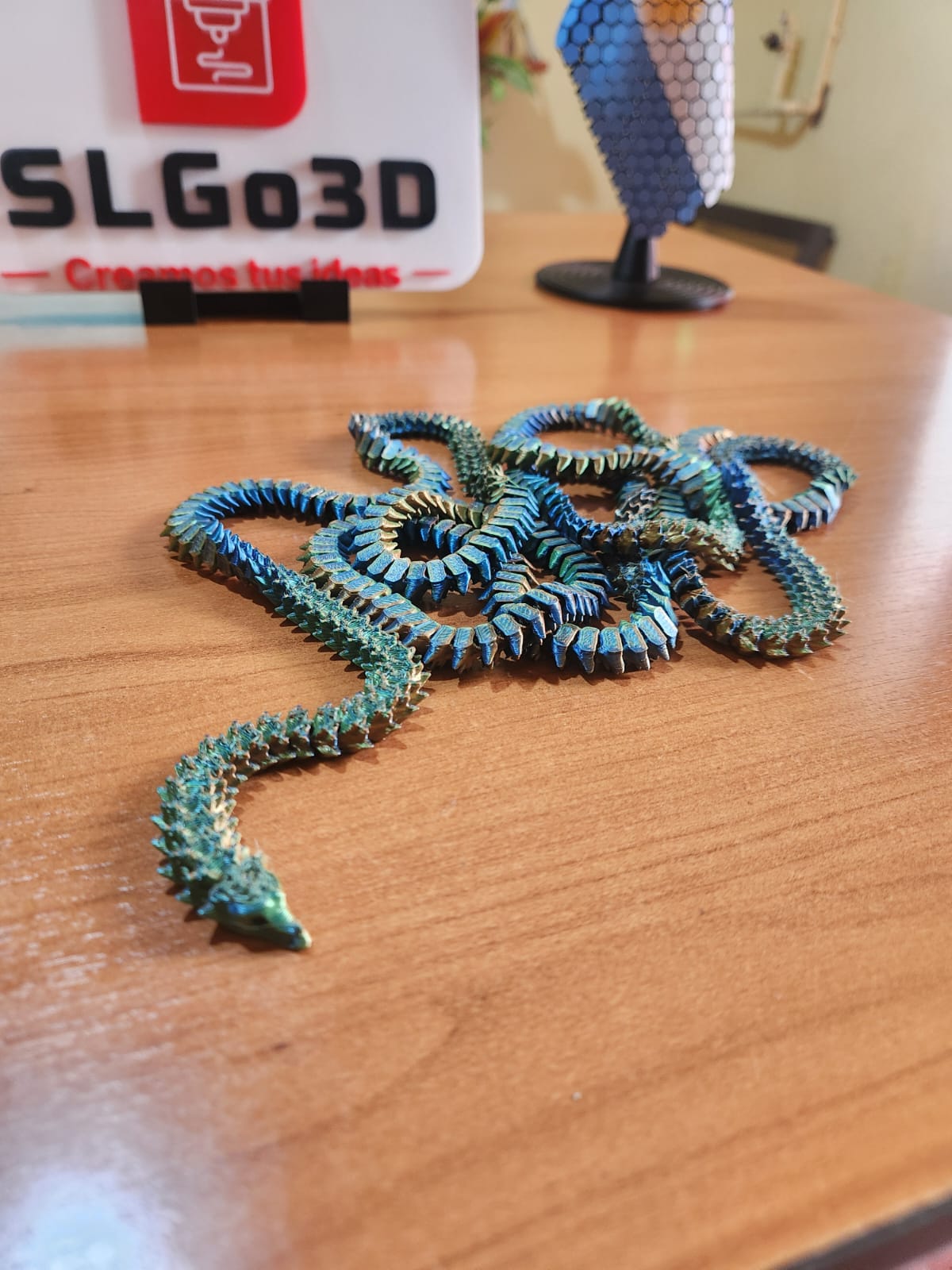 Dragón Flexi Articulado Impreso en 3D — Iridiscente Azul Verde | SLGo3D